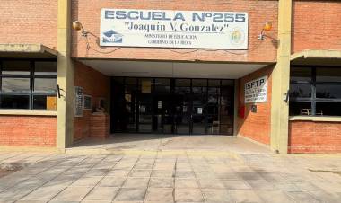 Reparación y mejora de sanitarios y sistema cloacal en la escuela Nº 255