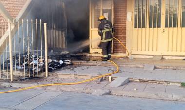 Incendio en el ingreso al Centro de Formación Profesional N°5: daños materiales y preocupación por seguridad