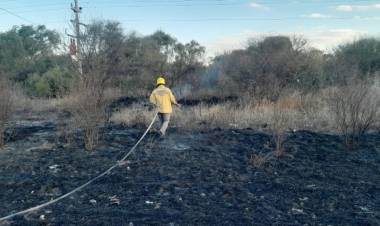 Controlaron un incendio de pastizales en zona rural de Chepes