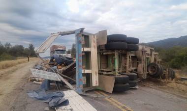 Olta: Vuelco de un acoplado cargado con leña bloquea la Ruta 79