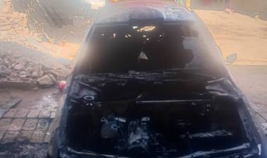 Incendio de un auto de rally en Chamical provocó daños materiales