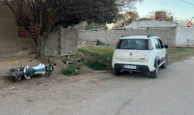 Catuna: un hombre sufrió fractura de tobillo en choque entre auto y moto