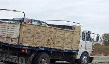 La policia secuestró un vehículo con pedido de captura que iba en un camión