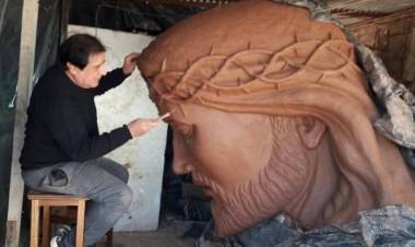 Un artista riojano levanta en Chepes un Cristo de 25 metros