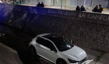 La Rioja: Un auto cayó al río en pleno centro de la ciudad