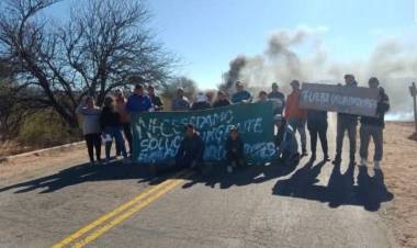 Familias de productores mantienen un corte en Patquia por un conflicto de tierras