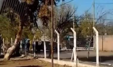 Terror en Mendoza: una alumna llevó un arma, disparó dos veces y se atrincheró en el patio
