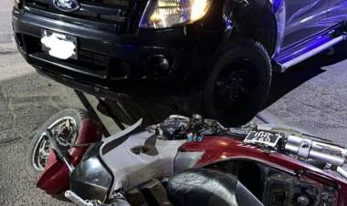 Chepes: motocicleta y camioneta colisionan en Av. Pelagio V. Luna