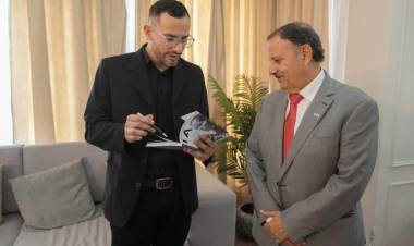 Quintela se reunió con el autor del primer libro riojano sobre IA