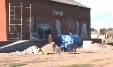 Niños arrojan piedras a un tacho en una obra municipal de Chepes