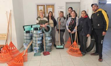 Obras Públicas: entrega de herramientas e insumos al personal responsable de plazas y parques