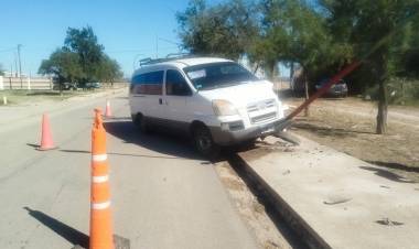 Choque en Catuna: una combi de empresa de correos impactó contra una columna eléctrica