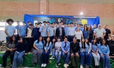 Chepes: Padres sorprendieron a los alumnos de 6º año de la E.P.E.T. Nº1 con un emotivo festejo