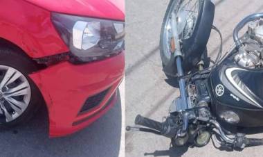 Chepes: un giro indebido provocó choque entre auto y moto en Av. San Martín