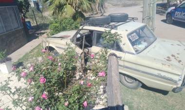 Un automóvil perdió el control y chocó contra la verja de un comedor en Ulapes
