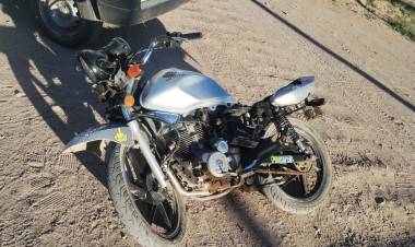Colisión entre un furgón y una motocicleta en Catuna