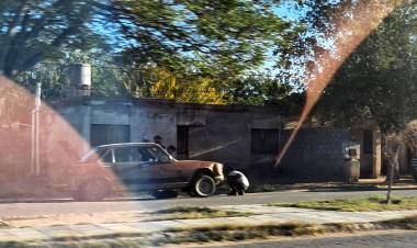 Chepes: Conductor choca contra un poste y sufre importantes daños materiales