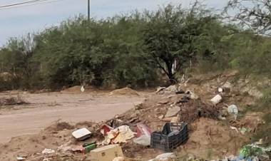 Chepes: Vecinos denuncian a un comerciante por arrojar basura en un baldío