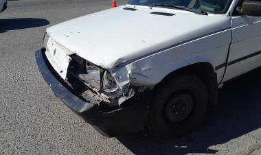 Choque entre un camión y un auto en Chepes dejó solo daños materiales