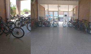 Molestia en el Colegio Provincial por el uso del ingreso como estacionamiento de bicicletas