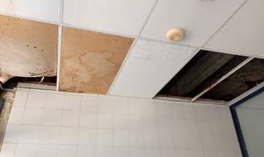 Docentes y padres de la escuela número 255 de Chepes continúan reclamando por las graves deficiencias edilicias que afectan al establecimiento.