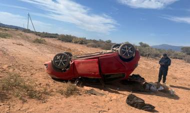 Un conductor resultó ileso tras volcar con su vehículo