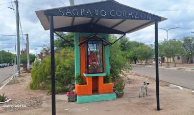 Alumnos de la E.P.E.T. Nº1 donaron macetas para embellecer una gruta del Barrio Solidaridad