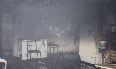 Un rayo habría provocado un incendio que dañó una vivienda en Las Jarillas