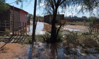 Fuerte tormenta en Chepes deja destrozos y la crecida de ríos que no veían agua hace años