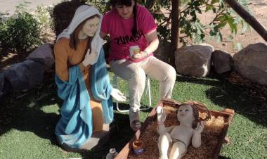 Artista local restaura pintura del pesebre de boulevard obispo angelelli