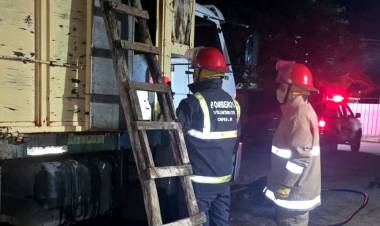 Chepes: rápida intervención de bomberos voluntarios extingue incendio en un camión