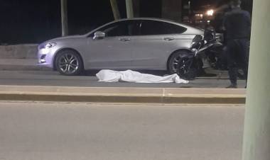 Trágico siniestro: Motociclista pierde la vida tras chocar contra un auto estacionado