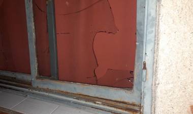 Chepes: un hombre rompió los vidrios de la casa de su suegra tras una discusión