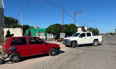 Un giro en "U" provocó un choque entre una camioneta y un auto en Av. San Martín 