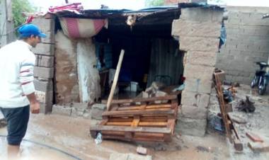 Una familia perdió una pared de su vivienda y solicita ayuda urgente en Chepes