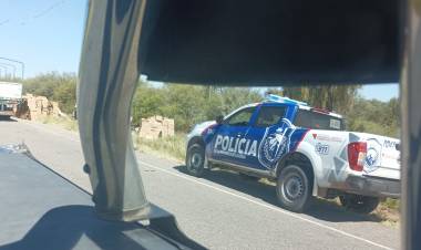Un camión volcó en la Ruta 141 tras el reventón de un neumático