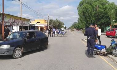 Chepes: un auto y una motocicleta colisionaron en pleno centro