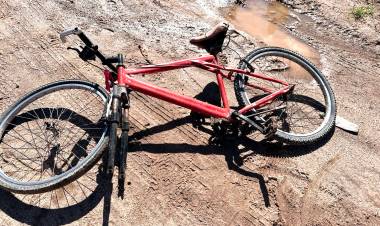 Ciclista sufrió un fuerte golpe en la cabeza tras desprenderse la rueda de su bicicleta