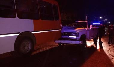 Chepes: chocó contra un colectivo estacionado tras intentar esquivar un bache