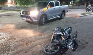 Colisión en pleno centro de Chepes: una moto impactó contra una camioneta