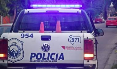 La Policía intervino tras un aviso por dos niñas que habrían quedado solas en una casa de Chepes