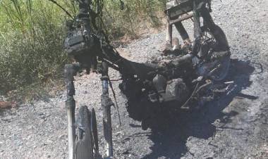 Desiderio Tello: investigan la aparición de una motocicleta abandonada completamente incendiada