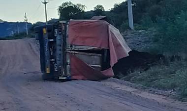 Malanzán: volcó un camión con destino a San Juan que transportaba abono