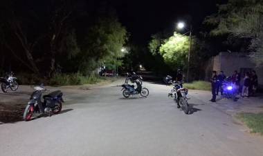 Un accidente entre motocicletas ocurrido durante la madrugada en Chepes dejó a tres jóvenes involucradas.
