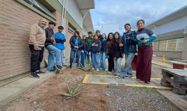 Estudiantes y docentes de la E.P.E.T. Nº1 dejaron una huella verde que trasciende el aula y se proyecta hacia el futuro.