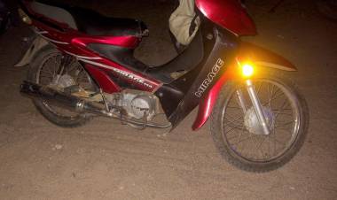 Derrape de motocicleta en Desiderio Tello : una mujer fue trasladada y quedó en observación