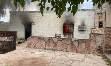 Voraz incendio consumió una vivienda en Chamical: dos adultos mayores fueron hospitalizados