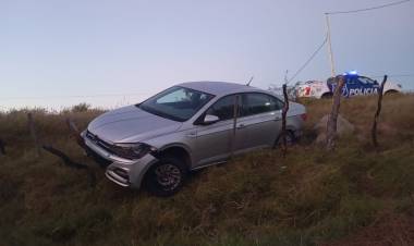 Derrape en Ruta 29: un conductor perdió el control al esquivar un bache y terminó fuera de la calzada