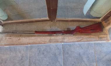 Hallaron un rifle calibre 22 abandonado en una vivienda de Milagro y quedó secuestrado