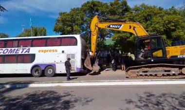 Chepes: un colectivo se hundió tras ceder el asfalto frente a Gendarmería